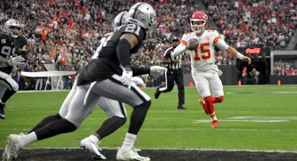 Mahomes impone récord de yardas por aire y tierra en una temporada y los Chiefs 'amarran' la AFC