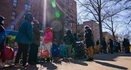 Kathy Hochul respalda impugnación del alcalde de Nueva York a la regla del derecho a la vivienda ante arribo masivo de migrantes