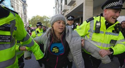 Detienen a Greta Thunberg en Londres durante una protesta contra foro en el que participan altos ejecutivos petroleros