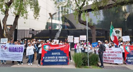 Trabajadores del Poder Judicial protestan afuera del Senado previo a la discusión sobre la desaparición de 13 fideicomisos