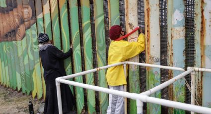 Activistas se encadenan al muro fronterizo en Tijuana en protesta por la instalación de un nuevo tramo de valla por parte de EU