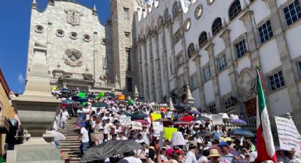 Trabajadores del Poder Judicial protestan en Guanajuato horas antes de la entrada en vigor del decreto para la extinción de fideicomisos