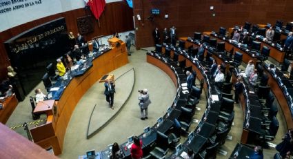 Balconean la forma en que senadores de Morena reciben línea para votar; oposición los acusa de recibir instrucciones de AMLO