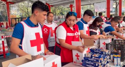 Uriel Antuna, en representación de Cruz Azul, entrega víveres a la Cruz Roja para los afectados por ‘Otis’