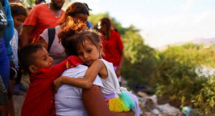 Miles de migrantes pasan la noche entre las aguas negras del río Bravo y las púas de Texas por temor a las autoridades mexicanas