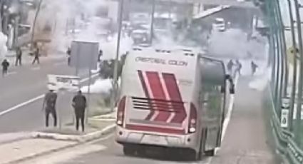 Policías desalojan a normalistas que bloquearon la caseta Chiapa de Corzo-San Cristóbal de las Casas