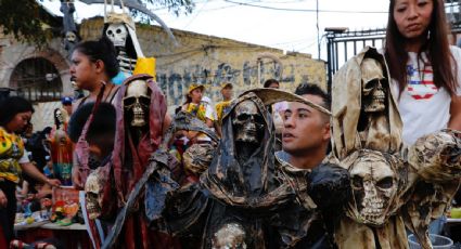 Creyentes celebran a la Santa Muerte en el barrio de Tepito como parte de los festejos del Día de los Fieles Difuntos