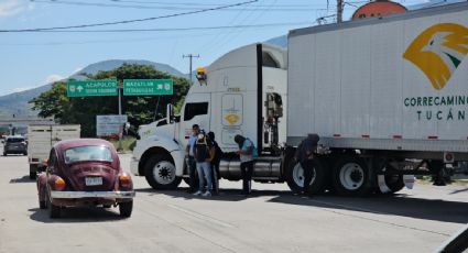 Normalistas bloquean la Autopista del Sol para exigir a la gobernadora Evelyn Salgado que cumpla con la entrega de material didáctico