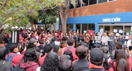 Alumnos de la Universidad Juárez de Durango protestan para exigir que se investigue a un maestro denunciado por acoso sexual