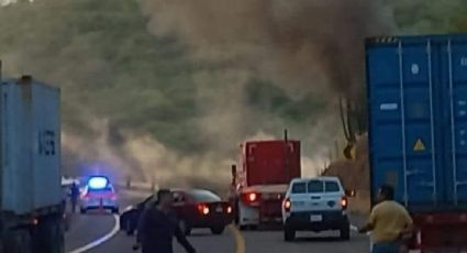 Cierran la Autopista Siglo XXI luego del choque e incendio de un tráiler en el municipio michoacano de La Huacana