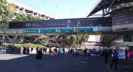 Manifestantes bloquean el acceso a la Terminal 1 del AICM para exigir medicamentos y quimioterapias
