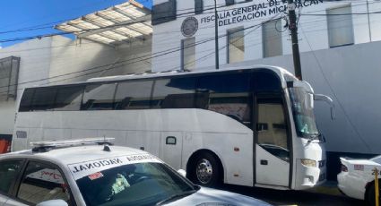 Hallan a 118 migrantes que eran trasladados en dos autobuses en Michoacán