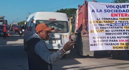 Camioneros bloquean carretera y paralizan obras del Tren Maya para exigir el pago de 2 mdp por acarreo de materiales