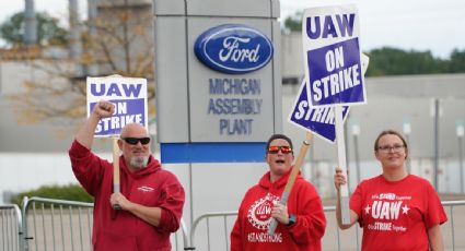 Empleados de la primera fábrica de Ford en EU que se declaró en huelga aceptan un acuerdo contractual