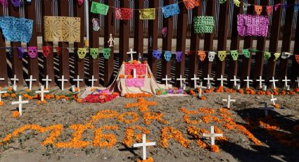 Colocan ofrenda del Día de Muertos en la frontera de México con EU en honor a los migrantes fallecidos