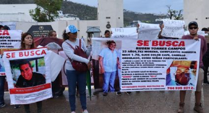 Al grito de "son más muertos", afectados por "Otis" protestan en la base naval de Acapulco y exigen hablar con AMLO