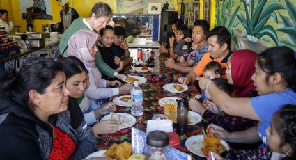 Activistas alimentan a migrantes de albergues de Tijuana por el Día de Acción de Gracias