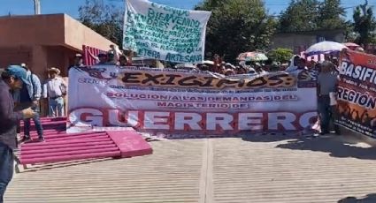 Maestros de Guerrero irrumpen en instalaciones del CRIT de Tlapa previo a evento al que asistirá AMLO