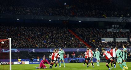 ¡Pesadilla! Feyenoord marca dos autogoles, uno de ellos de Santi Giménez, y queda fuera de la Champions