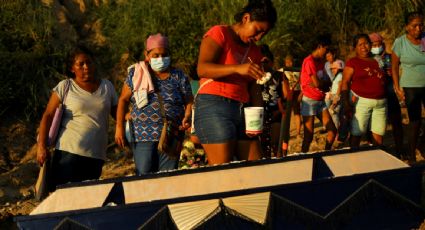 Familia entierra a marinero perdido de un barco turístico en Acapulco a 10 días del paso de "Otis"