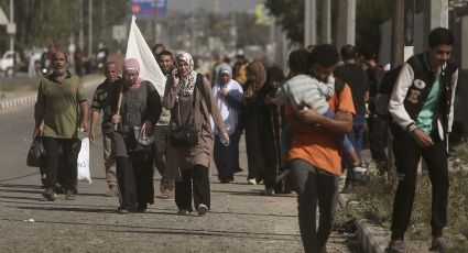 Palestinos huyen a pie al sur de la Franja de Gaza mientras Israel combate a las milicias de Hamás en la ciudad