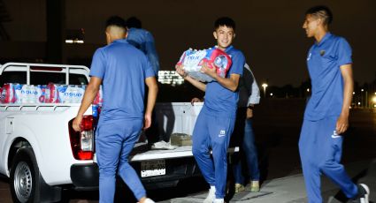 Jugadores de los Pumas entregan víveres que donaron aficionados y que el club duplicó para afectados por "Otis"