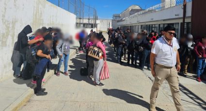 Hallan a 123 migrantes hacinados dentro de una caja de tráiler abandonada en San Luis Potosí
