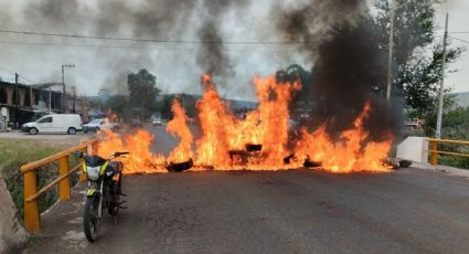 Reportan bloqueos carreteros con un vehículo y llantas incendiadas en tres municipios de Michoacán