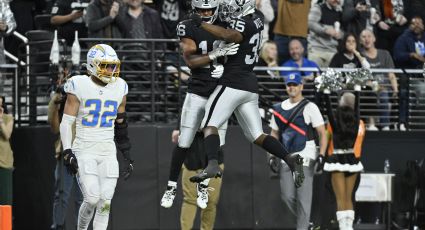 Raiders se portan 'malosos' y propinan paliza a Chargers al abrir la semana 15 de la NFL