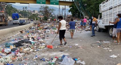 Habitantes de Acapulco bloquean con basura la carretera libre a México; exigen la recolección de los desechos dejados por "Otis"