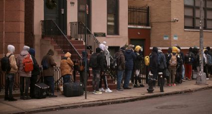 En vísperas de la Navidad, migrantes se enfrentan a desalojos en albergues de la ciudad de Nueva York