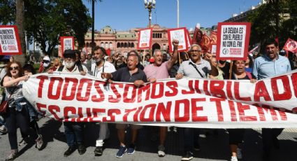 Miles de manifestantes protestan en Argentina contra los ajustes económicos del presidente Milei