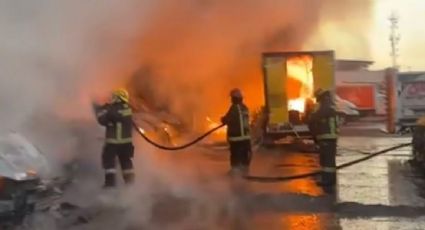 Incendio en fábrica de galletas en Puebla deja 15 vehículos calcinados y daños materiales