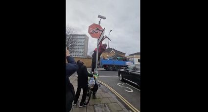 Detienen a hombre en Londres acusado de robar una obra de Banksy plasmada en una señal de tránsito