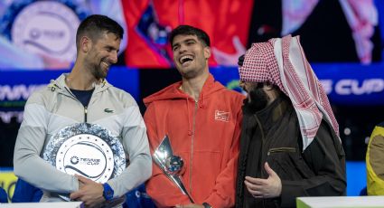 Carlos Alcaraz vuelve a remontar a Novak Djokovic y lo vence en juego de exhibición en Arabia Saudita