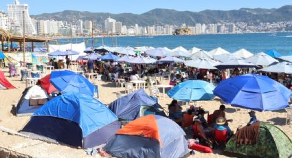 Turistas acampan en Acapulco ante altos costos en hoteles tras el paso de "Otis”; sin embargo, autoridades reportan una ocupación de más del 80%