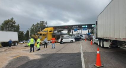 Tráiler choca contra caseta y cinco vehículos en autopista México-Morelia; hay ocho heridos