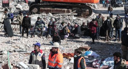 Habitantes de la zona opositora al gobierno de Siria reciben ayuda humanitaria de la ONU tras el sismo