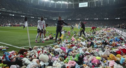 Aficionados del Besiktas realizan 'lluvia de peluches' para los niños afectados por el terremoto de Turquía y Siria