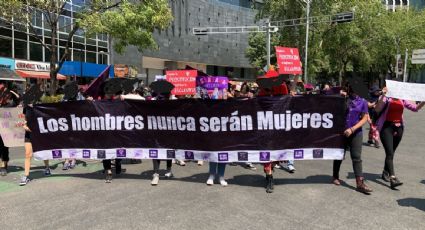 Colectivas marchan en Reforma como parte de las actividades del 8M; un contingente se manifiesta contra las mujeres trans