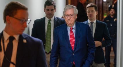 Dan de alta al líder republicano Mitch McConnell tras ser hospitalizado por una caída