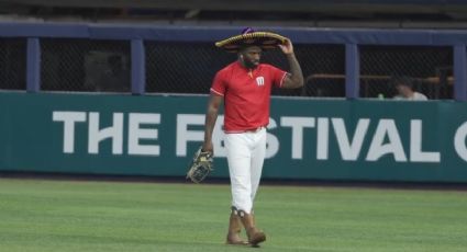 Randy Arozarena sale a calentar con botas y sombrero de charro en la Semifinal del Clásico Mundial de Beisbol