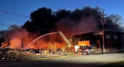 Evacúan a 2 mil personas en Indiana por nube tóxica que se generó tras un incendio en planta de reciclaje