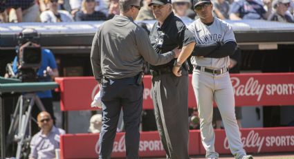 Umpire de Grandes Ligas es hospitalizado tras recibir fuerte pelotazo en el Yankees-Guardians