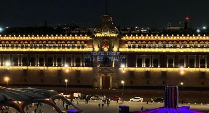 Ambientalistas proyectan mensajes de rechazo al Tren Maya en fachada de Palacio Nacional