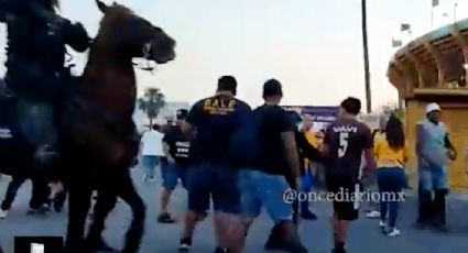 Sigue la violencia en el futbol mexicano: Aficionados del León y Tigres se enfrentan afuera del Estadio Universitario