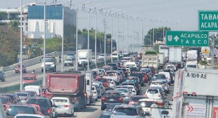 Manifestantes protestan en la autopista México-Cuernavaca y generan caos vial en temporada vacacional