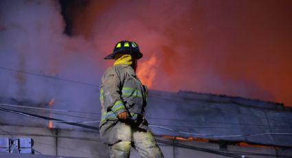 Reanudan actividades en la Central de Abastos tras extinguir incendio en la zona de productos de cartón, madera y plástico