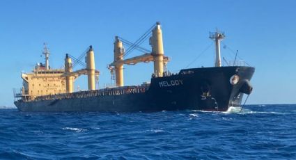 Desembarcan piedra para usar en el Tren Maya de buque varado frente a costa de Quintana Roo