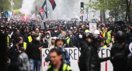 Manifestantes y policías se enfrentan durante las protestas en Francia contra la reforma de pensiones de Macron